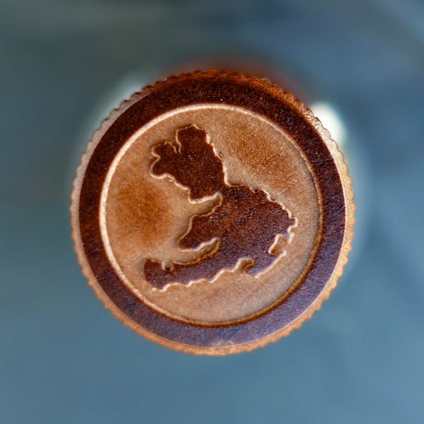 Ledaig 10 bottle cap detail, showing an outline of the Isle of Mull