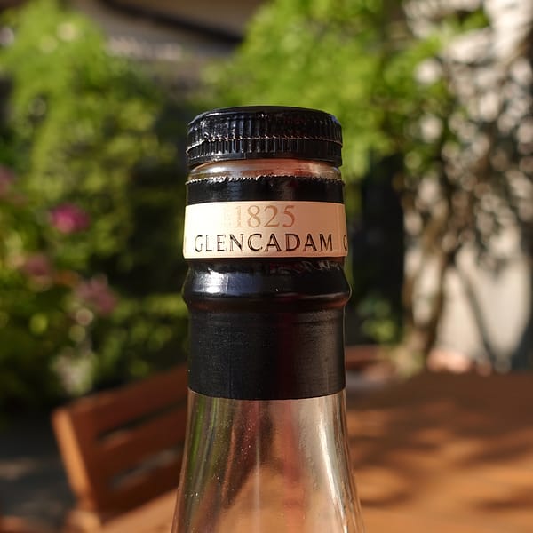 Glencadam 15 year old single malt bottle detail showing the 1825 founding date printed on the cap seal