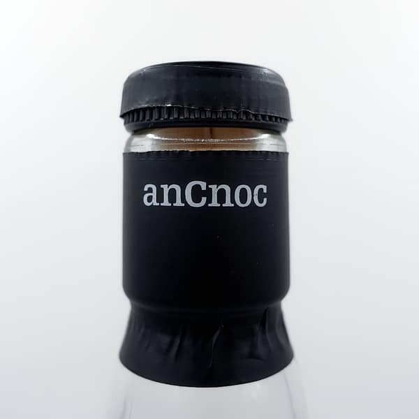 anCnoc 12-year-old bottle neck detail: black bottle top with white anCnoc text