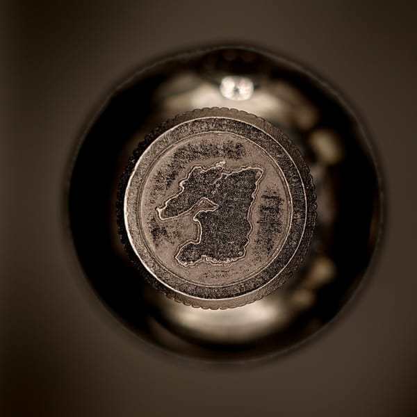 Bunnahabhain 12 year old stopper depicting an outline of the island of Islay