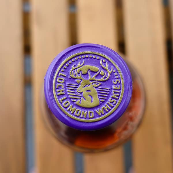 Loch Lomond 18-cap seal, showing the distillery's stag logo