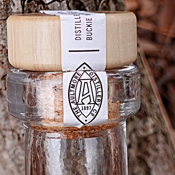 Detail of the Aultmore logo on the cap band of an Aultmore 12 bottle